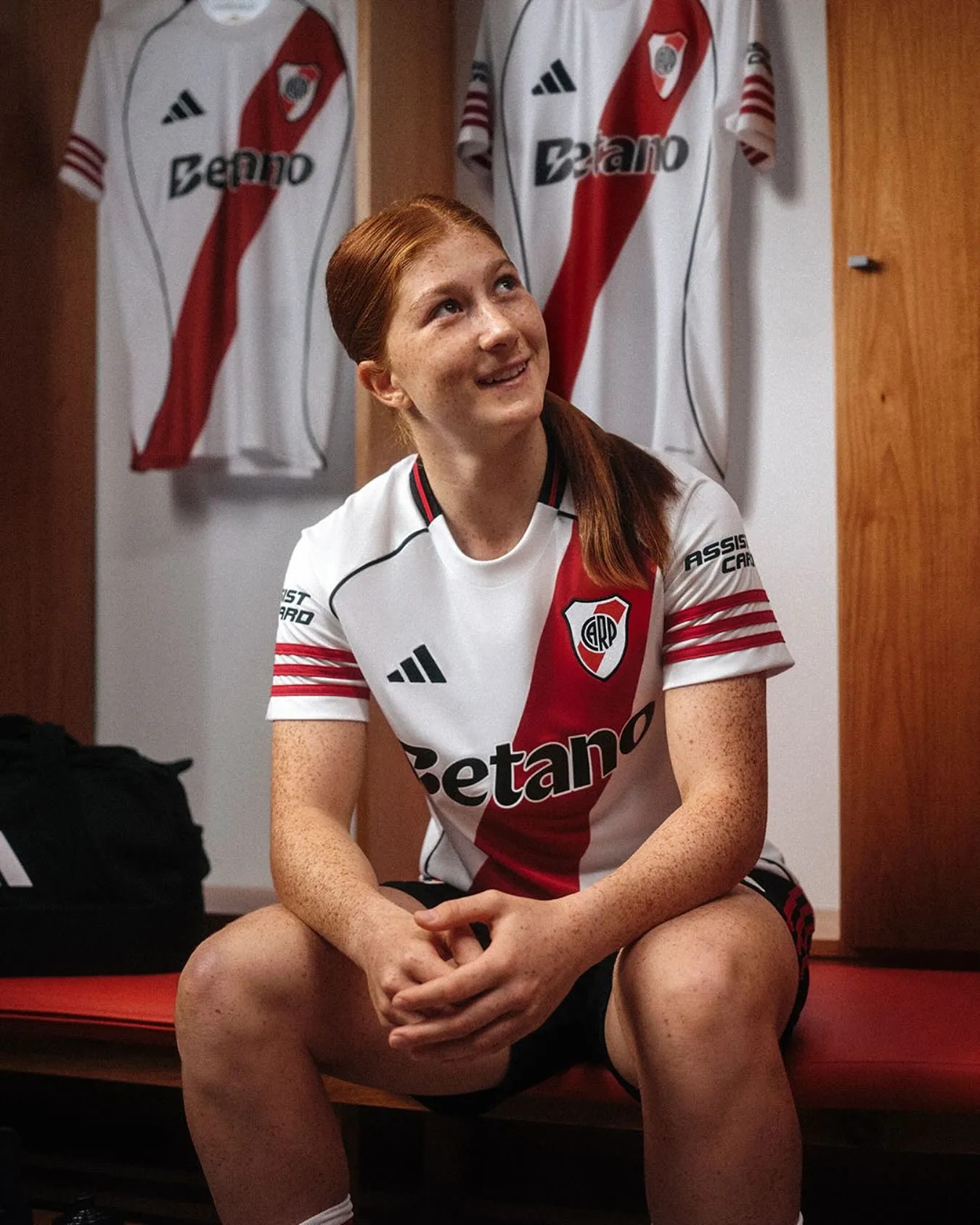 Annika Paz posando con la camiseta de River, club del que es hincha. Foto Adidas.
