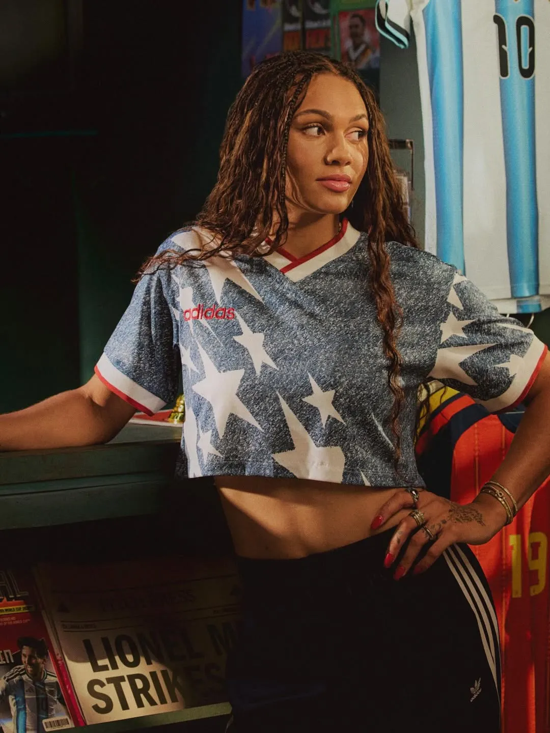 Trinity posando con la camiseta retro de su selección. Foto Adidas.