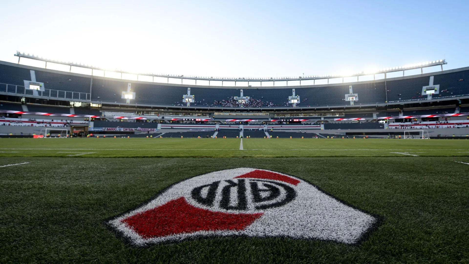 Los hinchas de River que concurran a las plateas laterales Medias, Bajas e Inferiores podrán tomar cerveza en un ambiente controlado. (Foto: Getty).