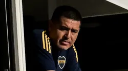 Riquelme siguió muy atento las acciones ante Riestra en La Bombonera.