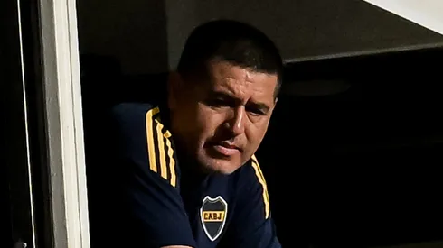Riquelme siguió muy atento las acciones ante Riestra en La Bombonera.