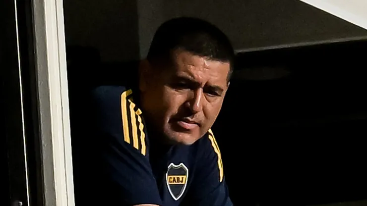 Riquelme siguió muy atento las acciones ante Riestra en La Bombonera.