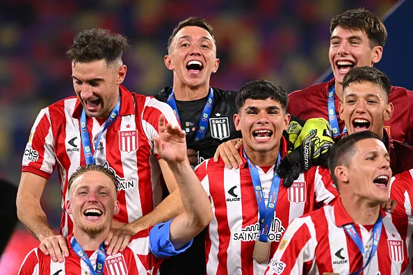 Alario celebra con Ascacíbar el título en el Clausura 2025.