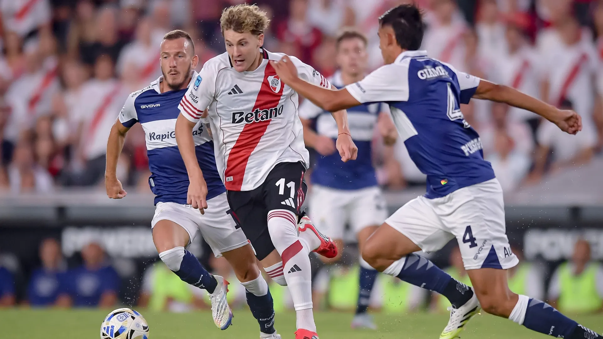 Facundo Colidio con la pelota. (Foto: Getty)