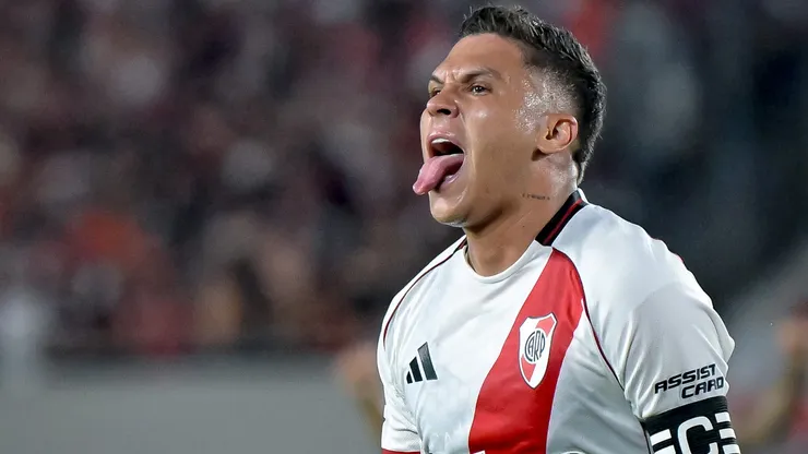 Juanfer Quintero celebra su gol de tiro libre ante Gimnasia.