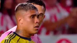 Agustín Marchesín le recrimina a Ayrton Costa que perdió la marca en el gol del Pincha.