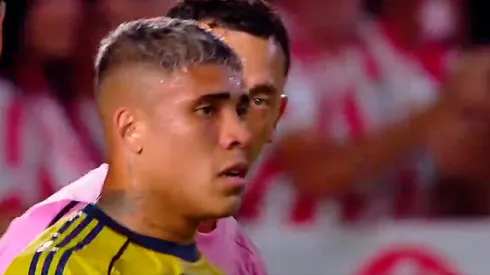 Agustín Marchesín le recrimina a Ayrton Costa que perdió la marca en el gol del Pincha.