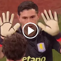 La brutal doble atajada de Dibu Martínez en Aston Villa vs. Salzburgo