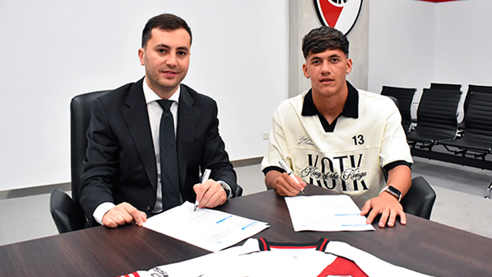 Juan Cruz Meza firmó su renovación junto al presidente Stefano Di Carlo. (Prensa River)