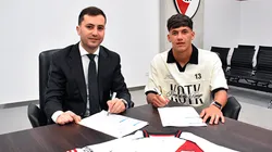 Juan Cruz Meza firmó su renovación junto al presidente Stefano Di Carlo.