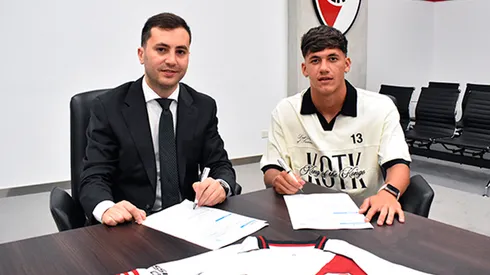 Juan Cruz Meza firmó su renovación junto al presidente Stefano Di Carlo.