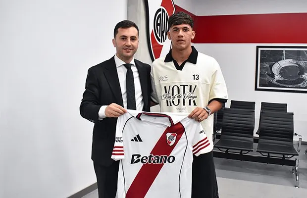 Juan Cruz Meza firmó su renovación junto al presidente Stefano Di Carlo. (Prensa River)