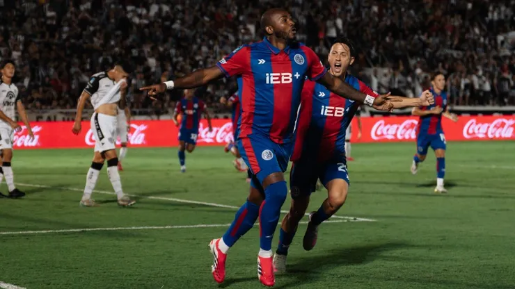 Diego Herazo festeja su gol en la victoria del Ciclón por 1-0 ante Gimnasia de Mendoza.