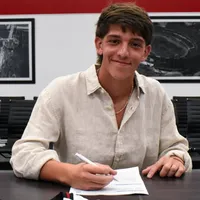 Firmó su primer contrato con River, tiene cláusula de 100 millones y recibió la felicitación de Luca Scarlato