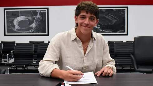 El delantero de 16 años firmó con una cláusula de rescisión de 100 millones de dólares.