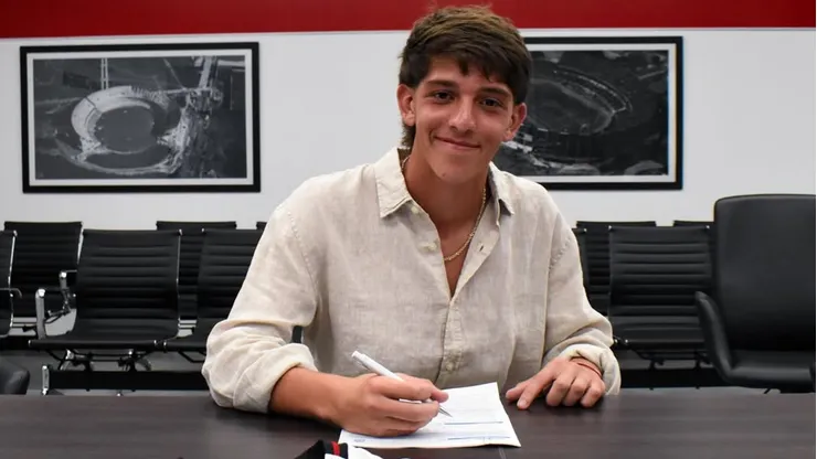 El delantero de 16 años firmó con una cláusula de rescisión de 100 millones de dólares.