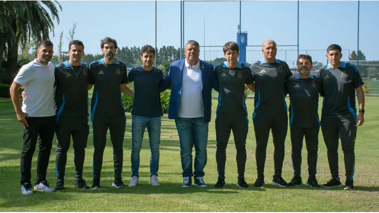 Claudio Tapia posó junto a los cuerpos técnicos de las Selecciones nacionales.