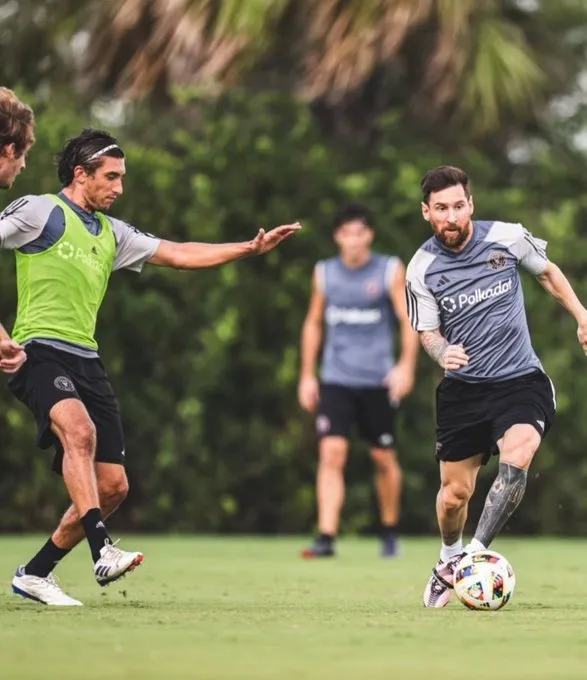 Ferraina llegó a entrenar con Lionel Messi, pero no debutó oficialmente con el primer equipo.