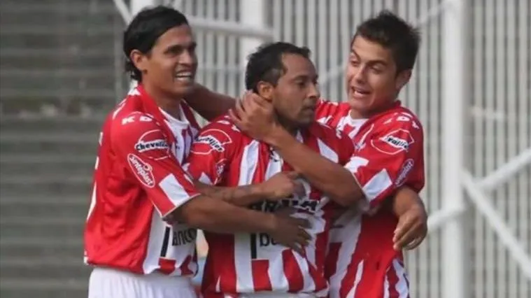 Con un joven Dybala en Instituto. Foto archivo.