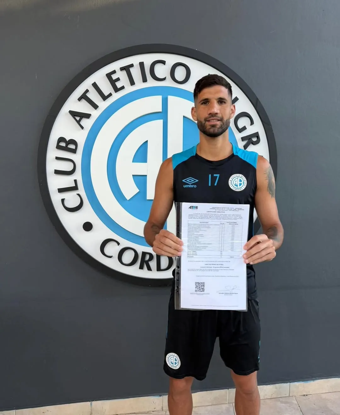 Lisandro López con su diploma de entrenador. (Foto: atfaclubalvear).