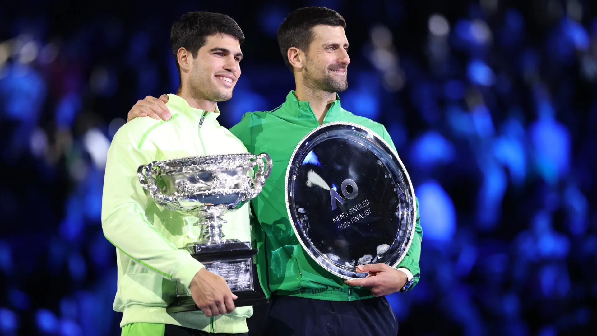 Carlos Alcaraz y Novak Djokovic, el cambio de era del tenis en persona durante la entrega de premios del Australian Open (Getty).