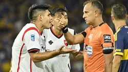 Los jugadores de Newell's reclamando a Herrera.