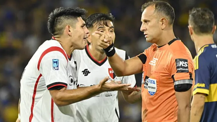 Los jugadores de Newell's reclamando a Herrera.