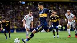 Leandro Paredes patea su penal ante Newell's.