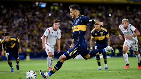 Leandro Paredes patea su penal ante Newell's.