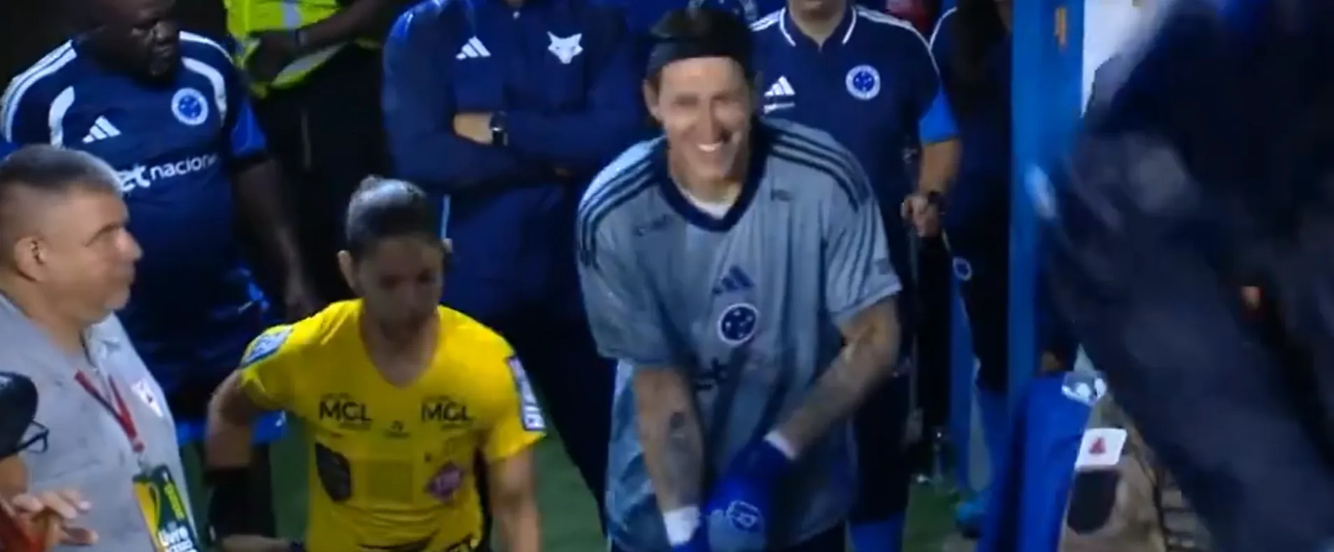 Cassio y una sonrisa que lo dice todo al regresar a la cancha tras su escapada al baño en pleno partido (Captura video).