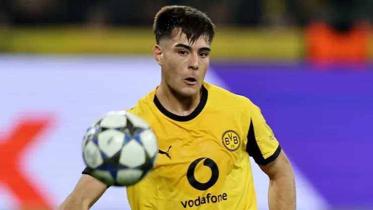 Aaron Anselmino cambia de equipo.