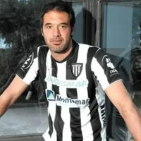 Fue el jugador más alto del fútbol argentino, sonó en Boca y fue presentado en su nuevo club a los 47 años