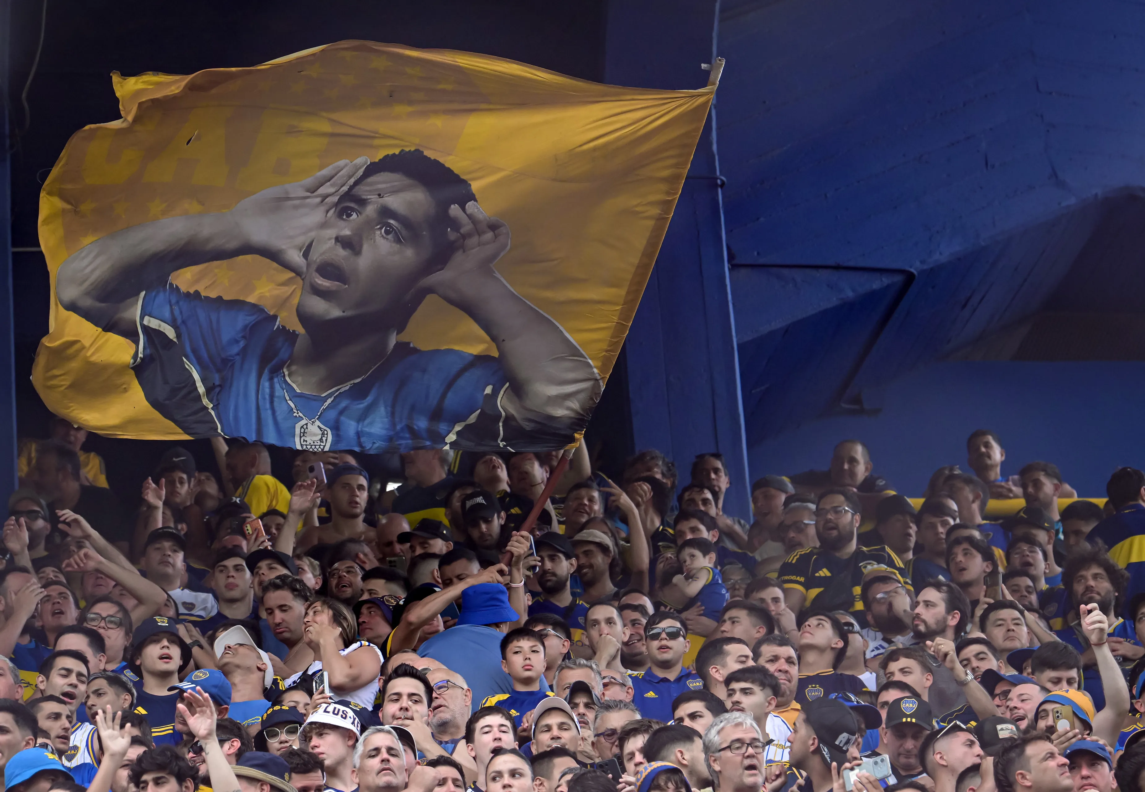 Los hinchas de Boca con una bandera de Juan Román Riquelme. (Foto: Getty).