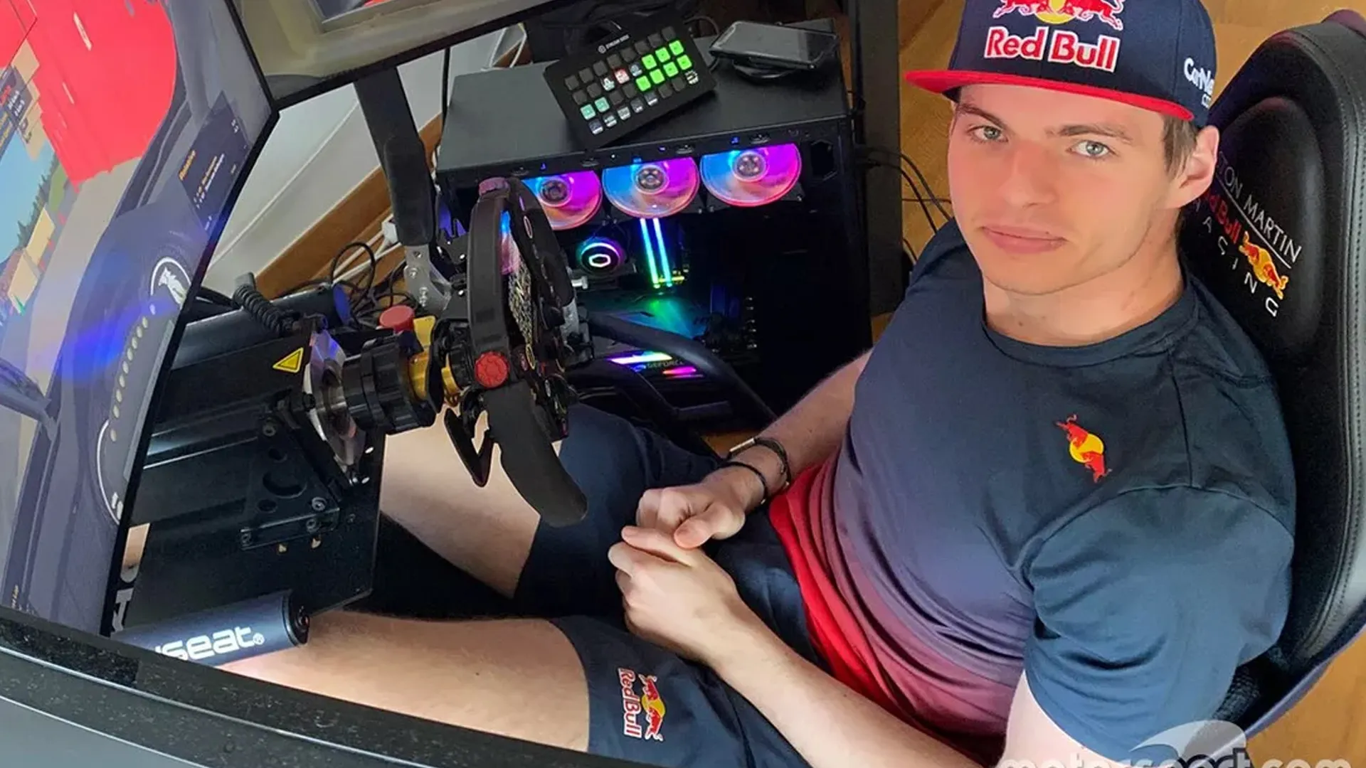Verstappen está fuertemente involucrado en el mundo del simracing, donde compite y tiene un equipo.