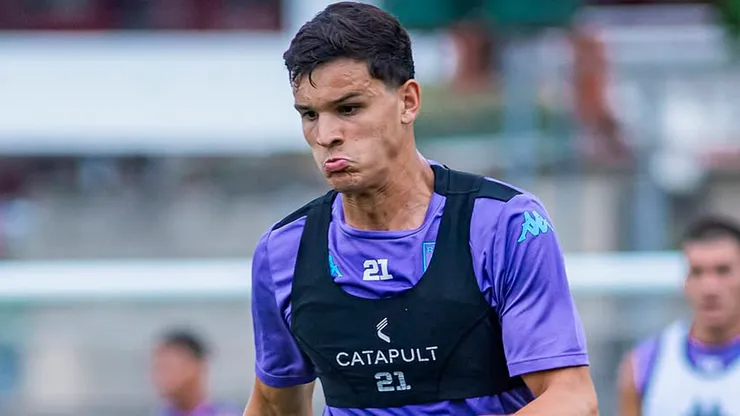 Valentín Carboni entrenando en Racing.
