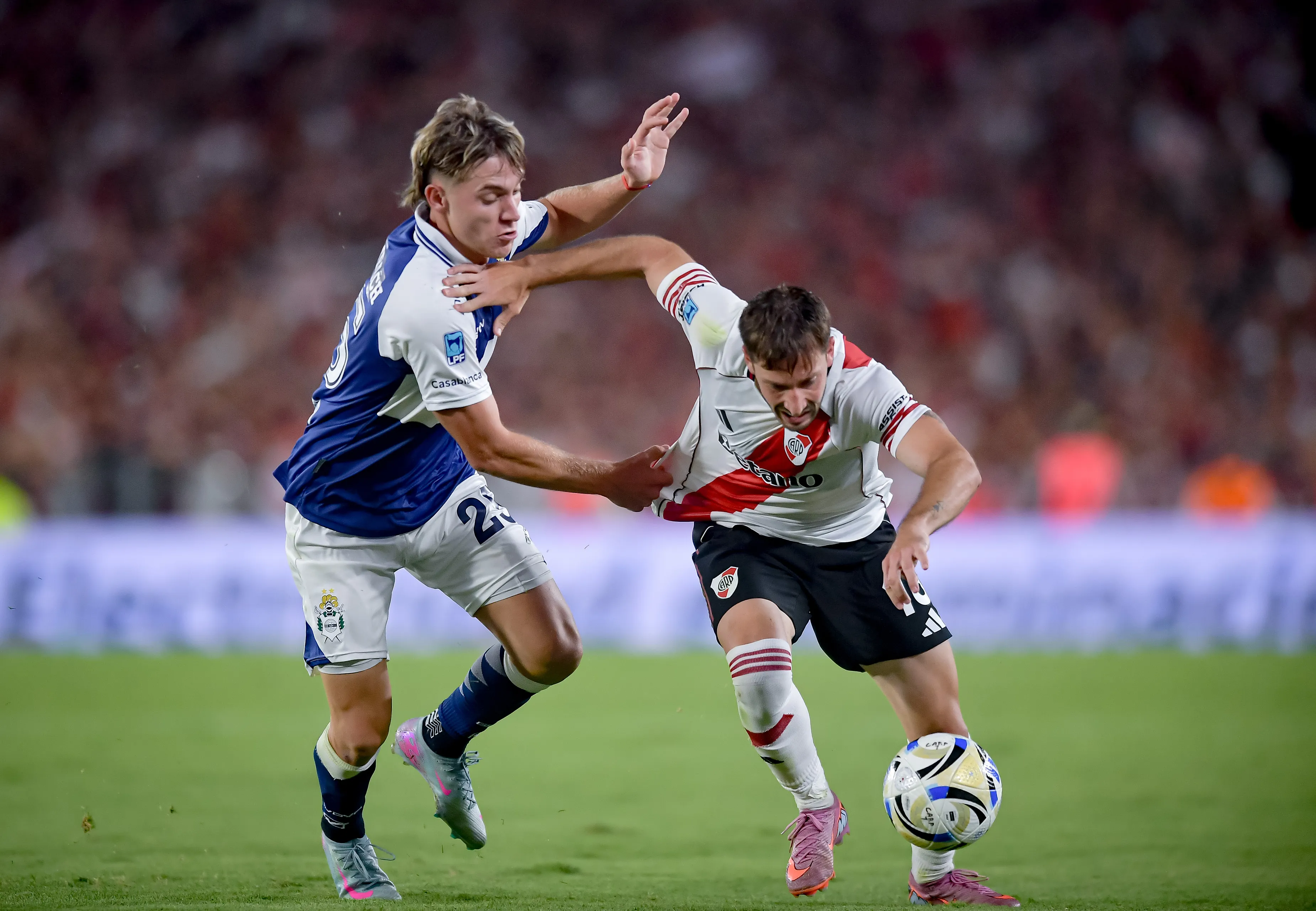 Viña vuelve al equipo tras su expulsión. (Getty).