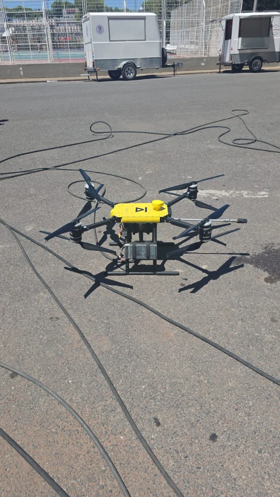 Así es el drone que limpia los ventanales del Monumental. (Foto: Bolavip).