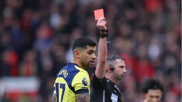 El defensor sufrió su segunda expulsión de la temporada en Premier League, primera por roja directa.
