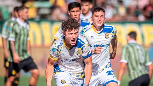 Ignacio Ovando celebra su gol en Aldosivi vs. Rosario Central.