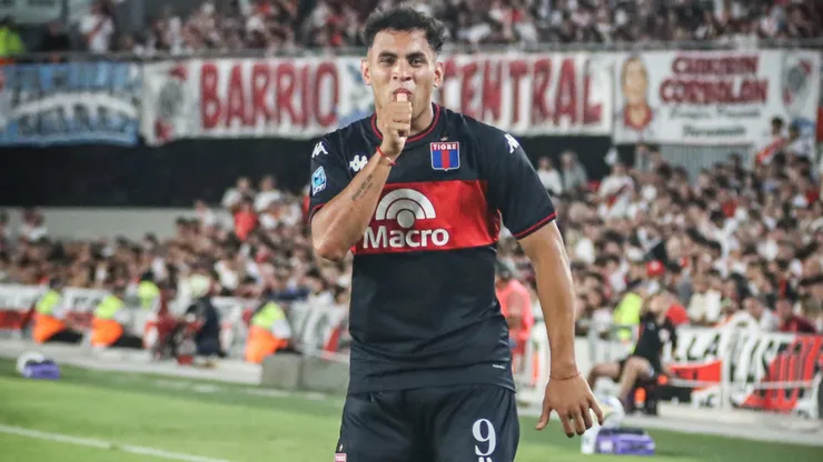 David Romero, delantero de Tigre en el duelo ante River.