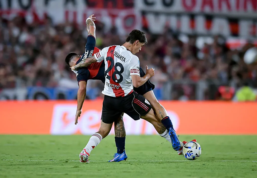 Martínez Quarta, en la disputa de una pelota. (Foto: Getty)