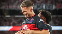 Tiago Serrago celebra su tanto en el Monumental