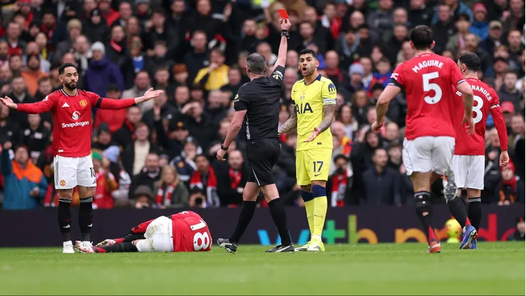 Los medios de comunicación de Inglaterra señalaron a Cristian Romero como el culpable de la derrota del Tottenham con Manchester United.