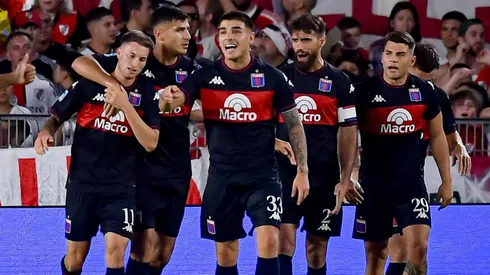 Los jugadores de Tigre celebran su victoria ante River.
