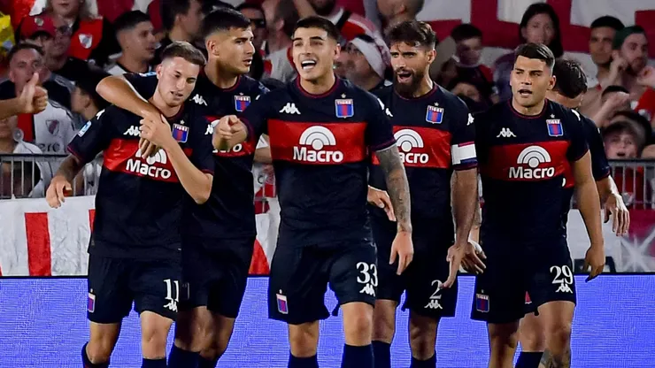Los jugadores de Tigre celebran su victoria ante River, por el Torneo Apertura.