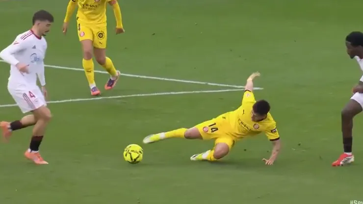 Echeverri ante Sevilla.