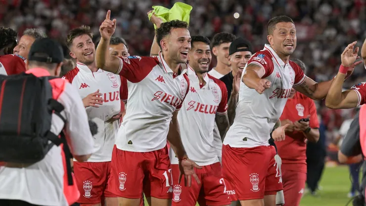 Los jugadores de Huracán celebran la victoria ante San Lorenzo.