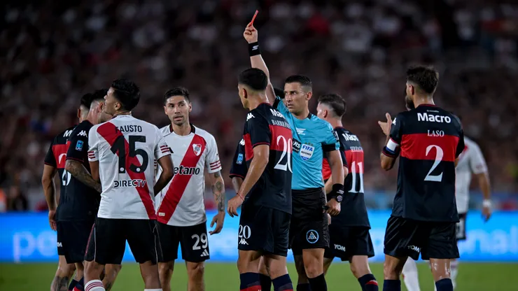 La expulsión de Fausto Vera en el duelo entre River y Tigre.