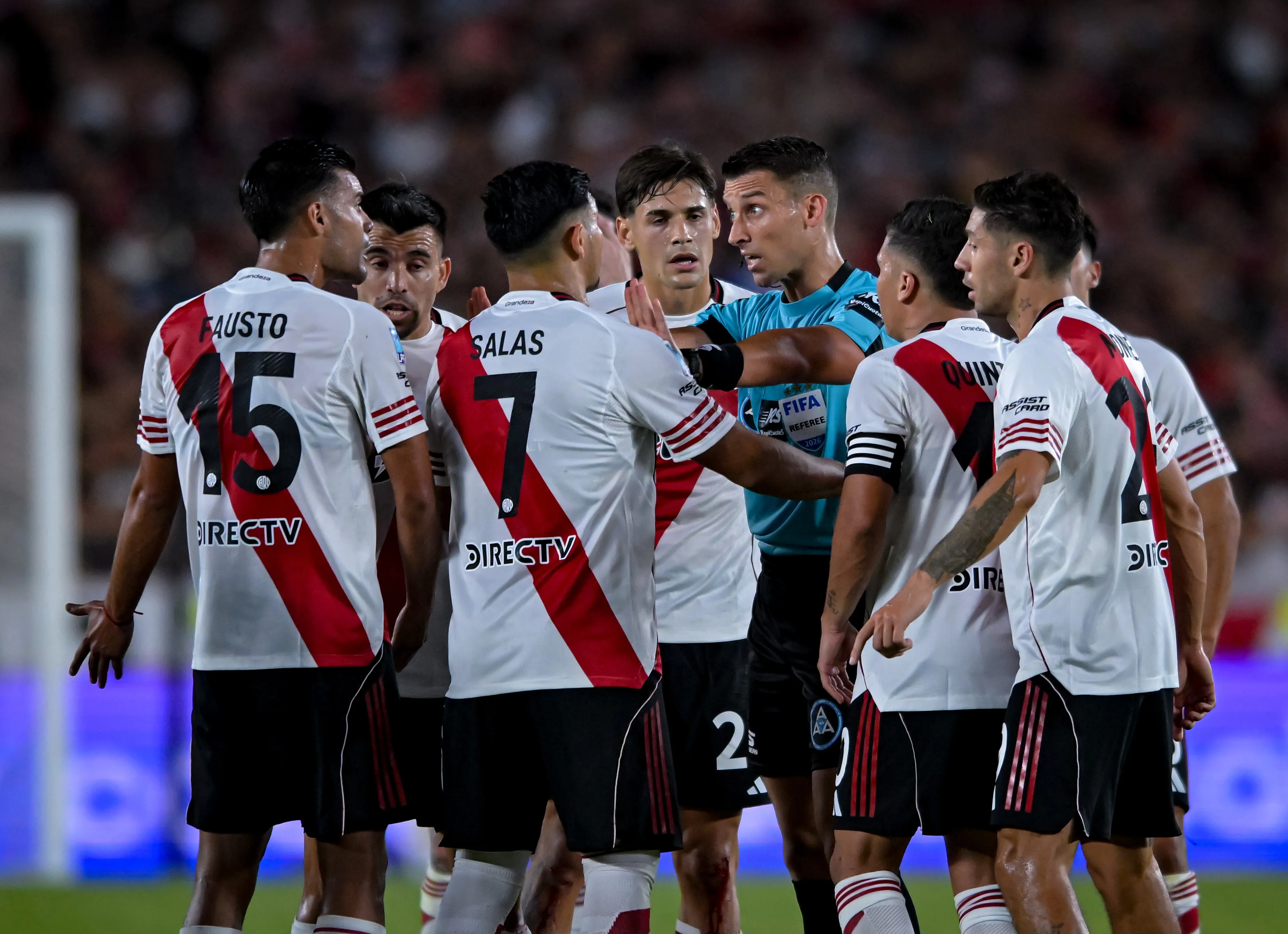 Los reclamos de los jugadores de River tras la expulsión de Fausto Vera. (Getty Images)