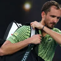 Medvedev enloqueció al quedar eliminado en Rotterdam: crítica a las pelotas y una patada de karate al estadio